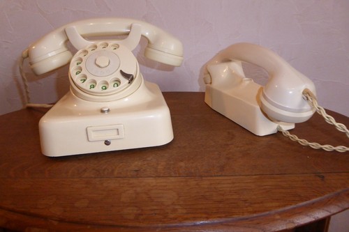 Altes weißes telefon post - altes,, (post