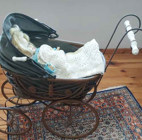 Alter antiker puppenwagen - alter/,