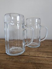 Paar riesige Bierkrüge