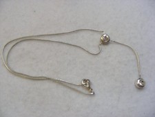 Wunderschöne feine silberfarbene Modeschmuckkette mit Straßsteinchen