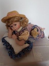 Sammlerpuppe Porzellan 42cm groß. Auf dem Bauch liegend.