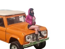 ATLANTIC - Sitzende Frau mit