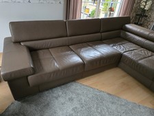 Braune, sehr strapazierfähige Ledercouch mit verstellbaren Nackenstützen