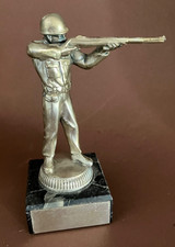 Alter Schießpreis Soldat mit Gewehr 17cm Metall versilb Sammlerstück Dekoration