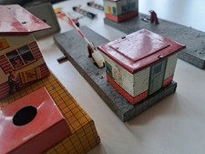 mehrere Blecheisenbahnteile Stellwerk  Signal  Bahnübergang  Lagerschuppen