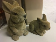 Osterdekoration 2 Hasen, Osterhasen, Feldhasen, braun, samtig beflockt, Vintage