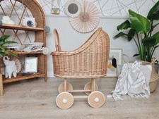 Puppenwagen aus natürlichem