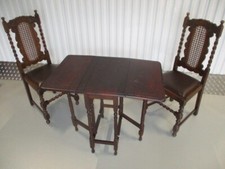 Antike Sitzgruppe Gateleg Tisch und 2 schöne geflochtene Stühle