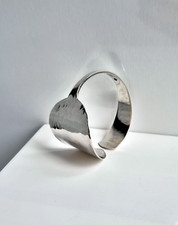 zeitlos schöner alter 830 Silber Armreif - Hammerschlag - Design Hans Hansen