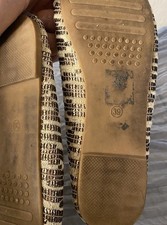 Getragene Ballerinas mit