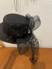 Haarspange, schwarzer Hut mit