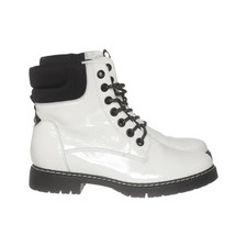 Graceland, Schnürstiefel