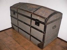 Seekiste, Seemannskiste,  grau, stabile Holzkiste mit Beschlägen, Runddeckel
