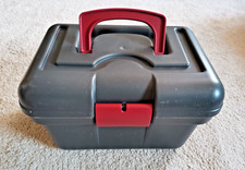 Pferdeputzbox von TCM mit Bürsten, Kamm und Hufkratzer