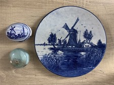 2 Kleine Porzellan- Und Alabaster-Döschen, 1 Delfter Wandteller - AlleHandgemalt