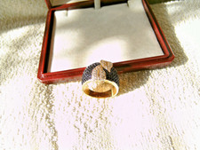 Goldfarbener ring mit steine - mit,