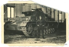 Orig. Foto Soldat mit Panzer IV Tank in der Kaserne