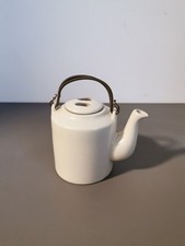 Schöne Teekanne aus Keramik