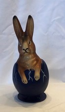 Alter Osterhase im Ei