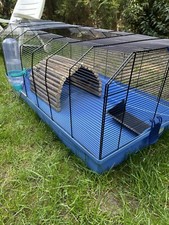 Käfig Kaninchen mit klein Haus und Trinkflasche