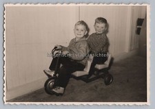 2 Jungen mit Tretauto - Altes Foto 1950er