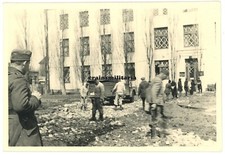 Orig. Foto Soldaten Bevölkerung b. Arbeit an Kohleninstitut CHARKOW Ukraine 1942