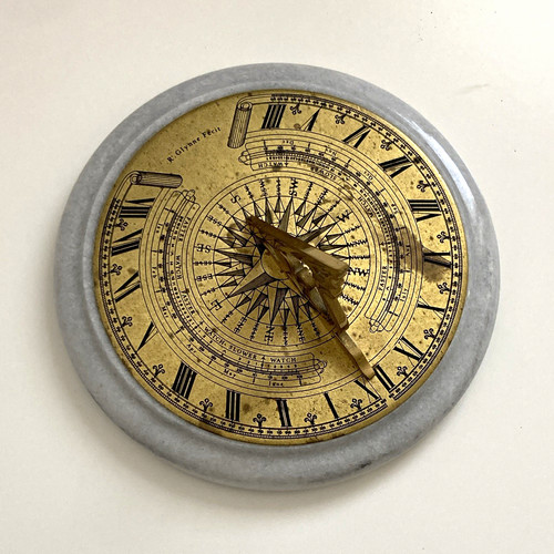 Runde messing sonnenuhr mit - runde, messing-sonnenuhr