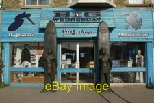 Foto 6x4 Big Wednesday Einer von vielen Surfausrüstungsgeschäften in Newquay. B c2009