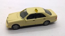 Herpa 042642 Mercedes E-Klasse W210 Limousine beige TAXI mit Dachschild (13)