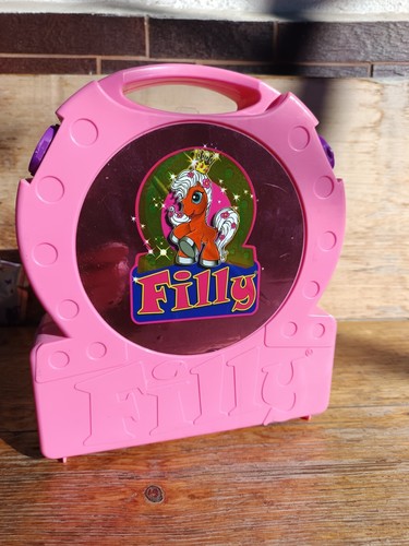Filly mit sammeltkoffer - sammeltkoffer,