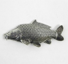Karpfen Pin Anstecknadel Anstecker Button Angler Schmuck Fisch Fischer Geschenk