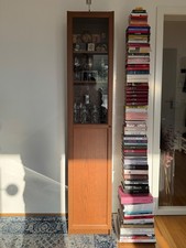 Elegante IKEA BILLY Vitrine in dunklem Holz mit Lampeninstallation – Top Zustand