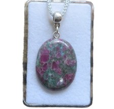 Rubin in Kyanit Cabochon