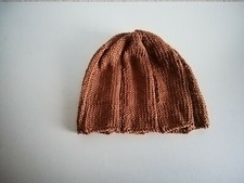 Braune Mütze im DJ-Stil aus