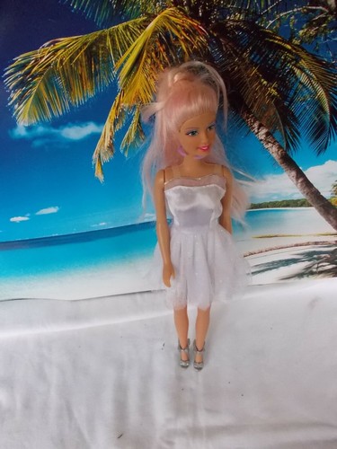 Barbie puppe mit weißen - barbie, puppe,