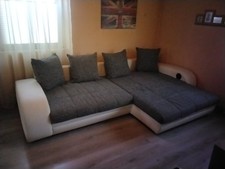 Gut Erhaltenes Schlafsofa mit Kissen Stereoanlage