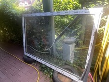 Fenster, zweifach verglast. Weißer Rahmen einseitig grau foliert