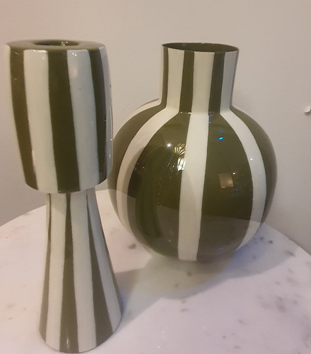 Moderne metallvase mit - moderne,