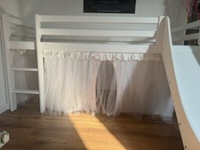 Sehr gut erhaltenes Kinderhochbett von Hoppekids in weiß 