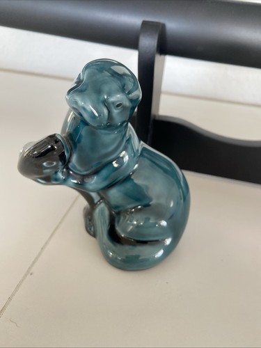 Porzellan otter mit fisch - otter,