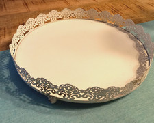 rundes Tablett aus Metall