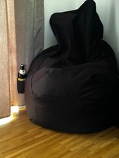 Sitzpuffer ,schwarz gut erhalten und hat fur Fußball Abende bier halter 