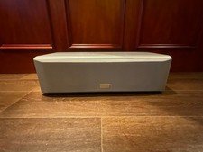 Ein grauer Lautsprecher Marke Quadral Model Ascent Bass Länge 55cm