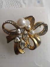Brosche, goldfarben mit Perlen u geschl. Steinen