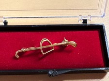 Plastronnadel goldfarben Reitstock / Reitgerte mit Steigbügel