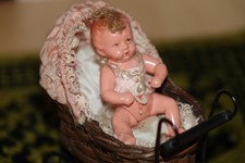 Alte Zelluloid Baby Puppe mit Kinderwagen   30er/50er  seltene Miniatur  VINTAGE