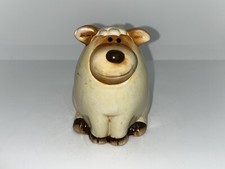 Spardose in Form eines weißen Schafes mit erwartungsvollem Blick