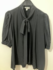 Schöne schwarze Bluse mit