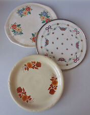 alte Kuchenteller in verschiedenen Ausführungen