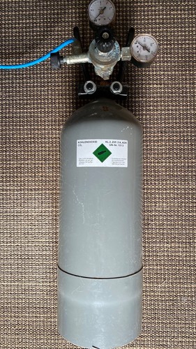 Co2 flasche mit - mit, cage